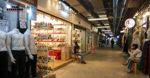 สยาม วันอาทิตย์ ผู้คนบางตา ร้านค้าบางส่วนเงียบเหงา