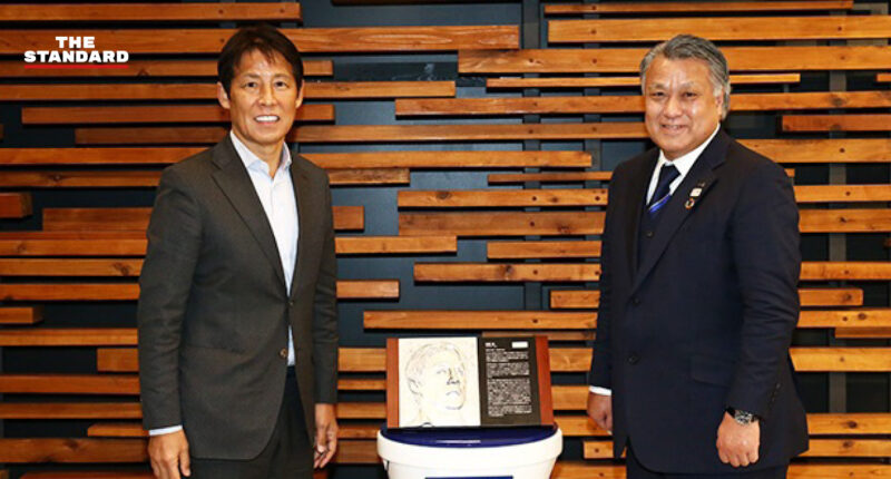อากิระ นิชิโนะ รับเหรียญเกียรติยศ หลังถูกใส่ชื่อใน Japan Football Hall of Fame ครั้งที่ 16