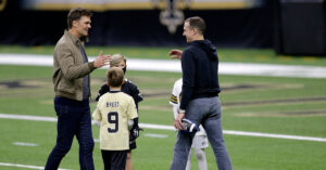 ภาพประทับใจสองตำนาน ‘NFL’ ทอม เบรดี กลับมาบอกลา ดรูว์ บรีส์ เป็นครั้งสุดท้าย