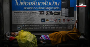 คนไร้บ้านในค่ำคืนหนาวเหน็บ พ่อค้าแม่ค้าออนไลน์นำเสื้อผ้ามาแจก หลังเจอพิษโควิด-19 ยอดขายร่วง