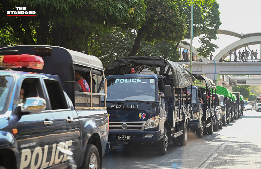 รถของเจ้าหน้าที่ตำรวจจอดเป็นแนวยาวอยู่ในเมืองย่างกุ้ง หลังตั๊ดมาดอว์หรือกองทัพเมียนมาทำการรัฐประหาร