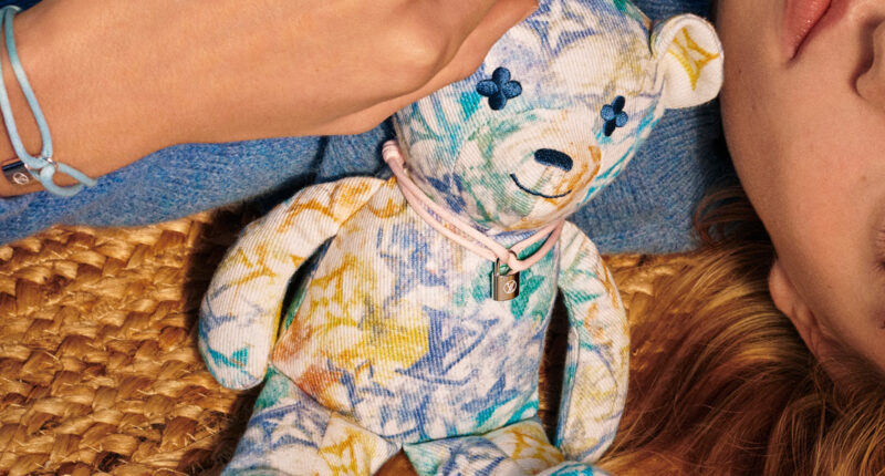 Louis Vuitton ผลิตกำไลข้อมือและตุ๊กตาหมี เพื่อระดุมทุนช่วยเหลือเด็กๆ ในองค์กร UNICEF