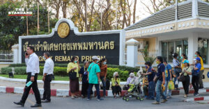 8 แกนนำ กปปส. นอนคุกต่ออีกคืน หลังศาลอุทธรณ์ยังไม่มีคำสั่งปล่อยตัว ลุ้นผลพรุ่งนี้ มีมวลชนมารอให้กำลังใจ