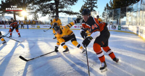 NHL จัดแข่งสเกตน้ำแข็ง ‘กลางแจ้ง’ ครั้งแรก ท่ามกลางความวุ่นวายที่สวยงามในทะเลสาบทาโฮ