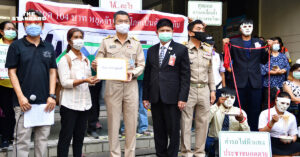 มูลนิธิเพื่อผู้บริโภค ยื่นหนังสือขอนายกฯ ชะลอปรับค่าโดยสารรถไฟฟ้า หลัง กทม. ประกาศค่าโดยสารสูงสุด 104 บาท