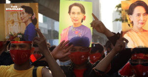 ชุมนุมต้านรัฐประหารหน้าสถานทูตเมียนมา ชูภาพออง ซาน ซูจี - เผาภาพ มิน อ่อง หล่าย ผู้นำทหารยึดอำนาจ