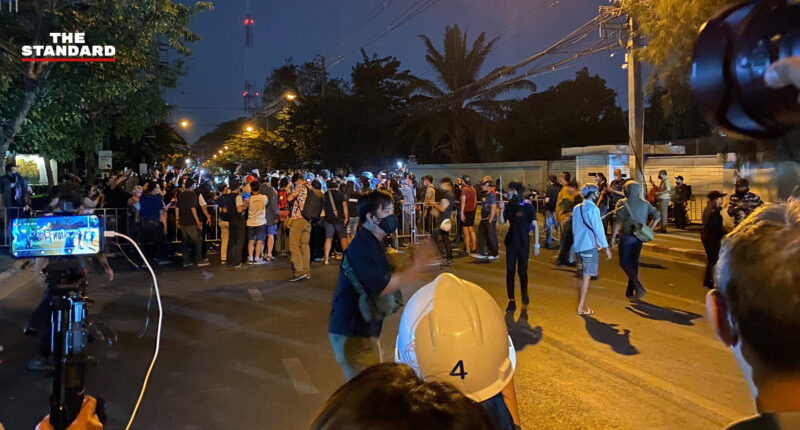 #MobFest หน้าสภาฯ ปิดถนนทั้ง 2 เลน ตำรวจตั้งแนวรับ แต่ยังมีเซฟโซน