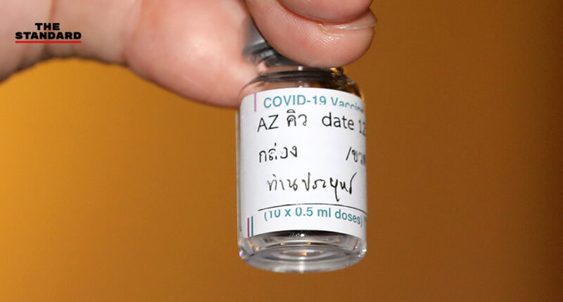 ขวดวัคซีนชื่อประยุทธ์พร้อม แต่เลื่อนฉีดไปก่อน สธ. ตั้งโต๊ะแถลง ให้รอผลการสอบสวนผลข้างเคียงจากยุโรปก่อน