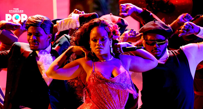 ภาพของ Rihanna ที่งาน Grammy Awards สมัยยังเป็นนักร้อง และไม่ใช่แม่ค้าขายเครื่องสำอางและชุดชั้นในหมื่นล้าน