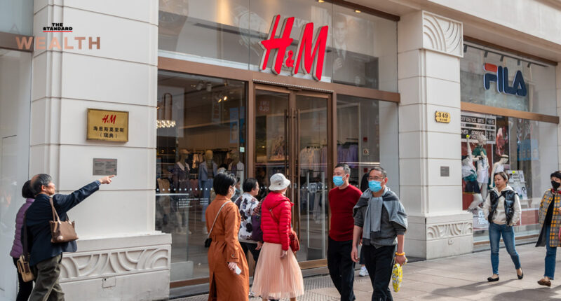 H&M กำลังเผชิญ ‘กระแสแบน’ ในจีน หลังตัดความสัมพันธ์กับซัพพลายเออร์จีน จากข้อกล่าวหาบังคับใช้แรงงานชาวอุยกูร์ในซินเจียง