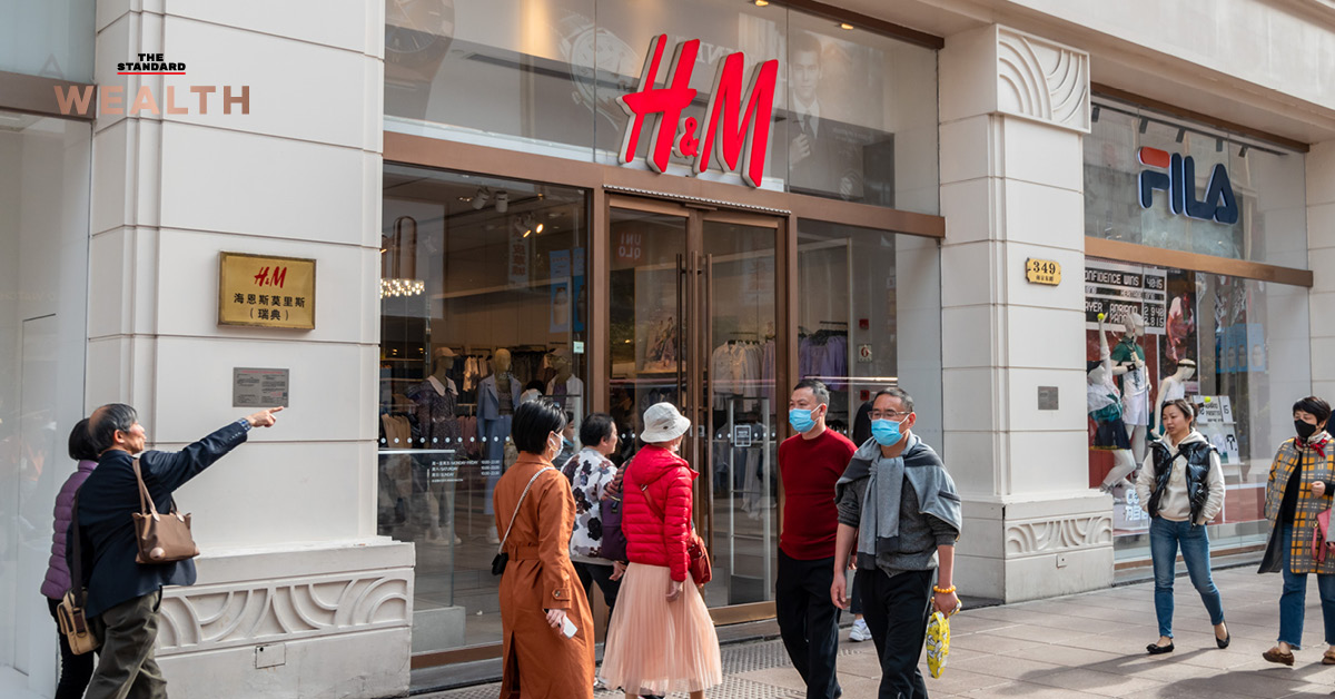 H&M กำลังเผชิญ ‘กระแสแบน’ ในจีน หลังตัดความสัมพันธ์กับซัพพลายเออร์จีน จากข้อกล่าวหาบังคับใช้แรงงานชาวอุยกูร์ในซินเจียง