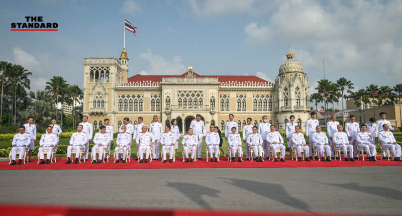 ครม. ประยุทธ์ 2/4 ถ่ายภาพหมู่ก่อนประชุม รอบทำเนียบรัฐบาลตำรวจตรึงกำลังเข้ม ใช้คอนเทนเนอร์สกัดม็อบทะลุฟ้า