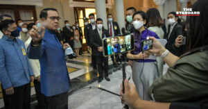 ประยุทธ์ ฉีดสเปรย์แอลกอฮอล์ให้ผู้สื่อข่าว หลังถูกถามเรื่องปรับคณะรัฐมนตรี