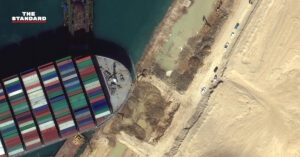 ทีมกู้เรือยักษ์ Ever Given ที่ขวางคลองสุเอซ เร่งขุดลอกทรายรอบหัวเรือ หลังประสบความสำเร็จปล่อยหางเสือเรือจากตะกอนดิน คาดทำให้เรือลอยได้เย็นวันนี้