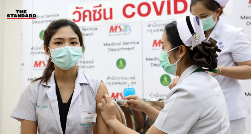 กทม. ฉีดวัคซีนป้องกันโควิด-19 วันแรกให้บุคลากรทางการแพทย์ หลังได้รับวัคซีน Sinovac 66,000 โดส
