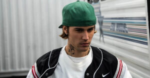 Justin Bieber สร้างสถิติใหม่เป็นศิลปินชายเดี่ยวคนแรกที่เปิดตัวอันดับ 1 ทั้งชาร์ต Billboard Hot 100 และ 200 ในสัปดาห์แรกพร้อมกัน
