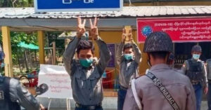 กองทัพเมียนมาลงโทษจำคุกเจ้าหน้าที่รัฐที่ร่วมอารยะขัดขืน เคียงข้างกลุ่มผู้ชุมนุมต้านรัฐประหาร หลังทยอยทำองค์กรรัฐหยุดชะงัก