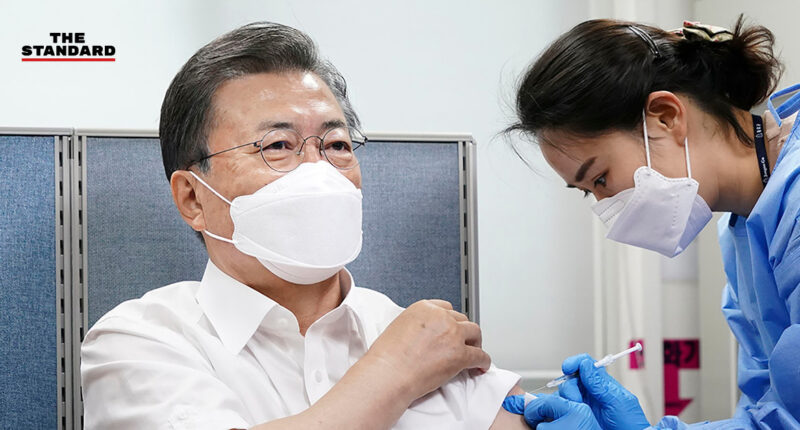 ประธานาธิบดีเกาหลีใต้ฉีดวัคซีน AstraZeneca ก่อนขยายการฉีดครอบคลุมผู้สูงอายุ-บุคลากรแพทย์อีกเกือบ 300,000 คน