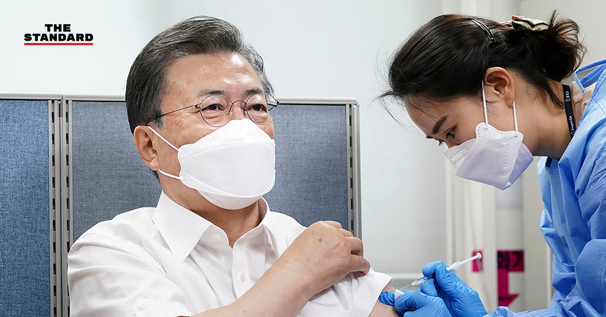 ประธานาธิบดีเกาหลีใต้ฉีดวัคซีน AstraZeneca ก่อนขยายการฉีดครอบคลุมผู้สูงอายุ-บุคลากรแพทย์อีกเกือบ 300,000 คน