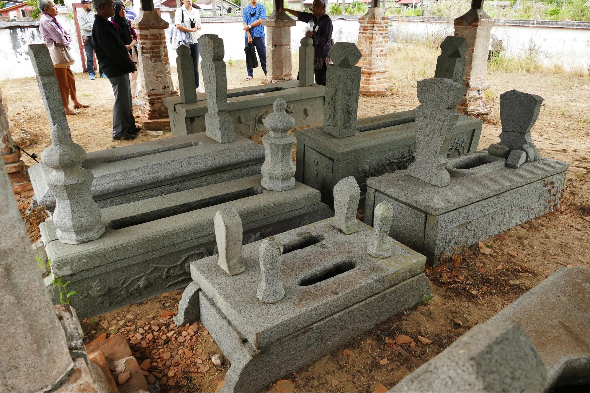 โลงศพหินของตระกูลตนกูปะสา เจ้าเมืองปัตตานีในสมัยภายใต้การปกครองของสยามสมัยรัชกาลที่ 3