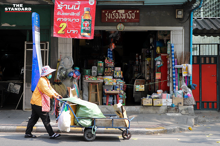 “กรุณายืนเลือกสินค้าหน้าร้าน” สำรวจร้านค้าย่านสุทธิสาร-อินทามระ กับมาตรการป้องกันโควิด-19