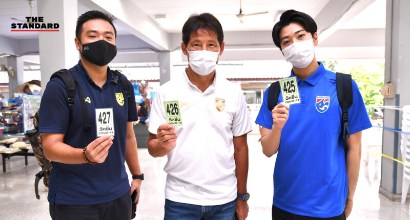 ฉีดวัคซีนป้องกันโควิด-19 ให้แก่นักกีฬาทีมฟุตบอลชายทีมชาติไทย