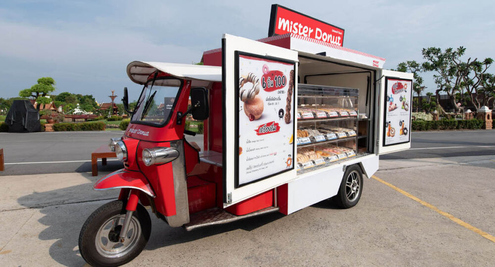 ไม่รอให้ลูกค้าเดินมาหา! Mister Donut เปิดร้านแบบใหม่ ‘รถสามล้อโมเดล’ ลงทุนแค่ 6 แสน คาดมียอดขาย 1.2 ล้านบาทต่อปี