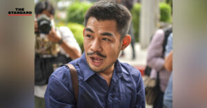 BREAKING: ศาลอาญาอนุญาตปล่อยตัวชั่วคราว ‘หมอลำแบงค์’ หลังถูกคุมขังในข้อหา ม.112 ยังไม่อนุญาตให้ประกัน ไผ่-สมยศ