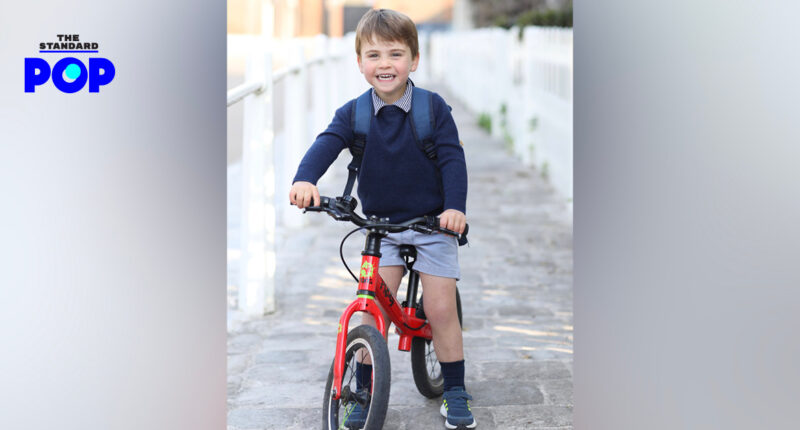 ราชวงศ์อังกฤษเผยภาพเจ้าชายหลุยส์ปั่นจักรยานไปโรงเรียนเป็นวันแรก เนื่องในวันเกิดครบรอบ 3 ปี