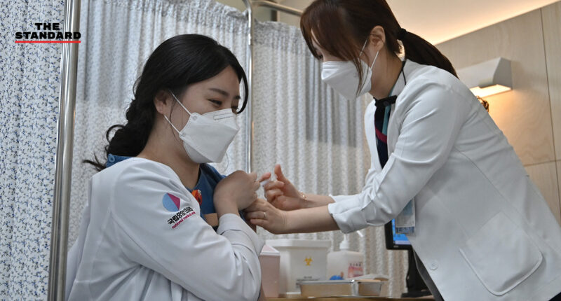 เกาหลีใต้เซ็น Pfizer นำเข้าวัคซีนป้องกันโควิด-19 อีก 40 ล้านโดส ‘เพื่อประชาชน’ รมว.สาธารณสุข เผย ‘มากเกินกว่า’ จำนวนประชากรทั้งประเทศ
