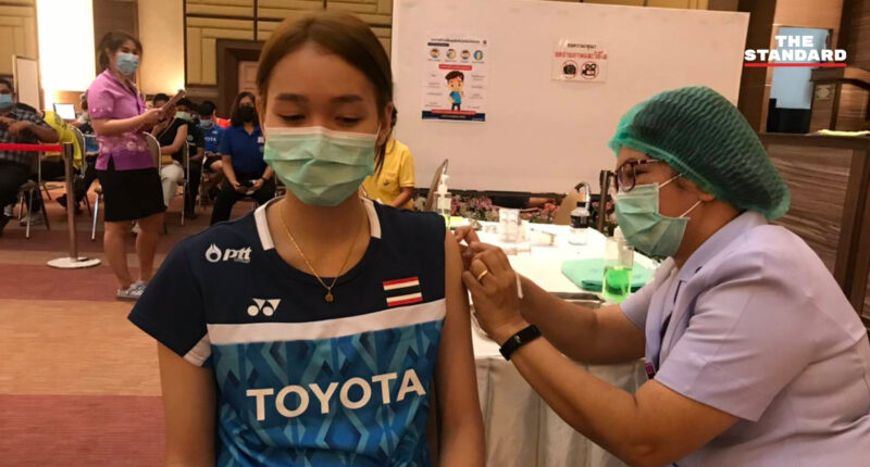 นักกีฬาแบดมินตันไทยเข้ารับการฉีดวัคซีนป้องกันโควิด-19 ก่อนเก็บคะแนน ลุยโตเกียว โอลิมปิก 2021