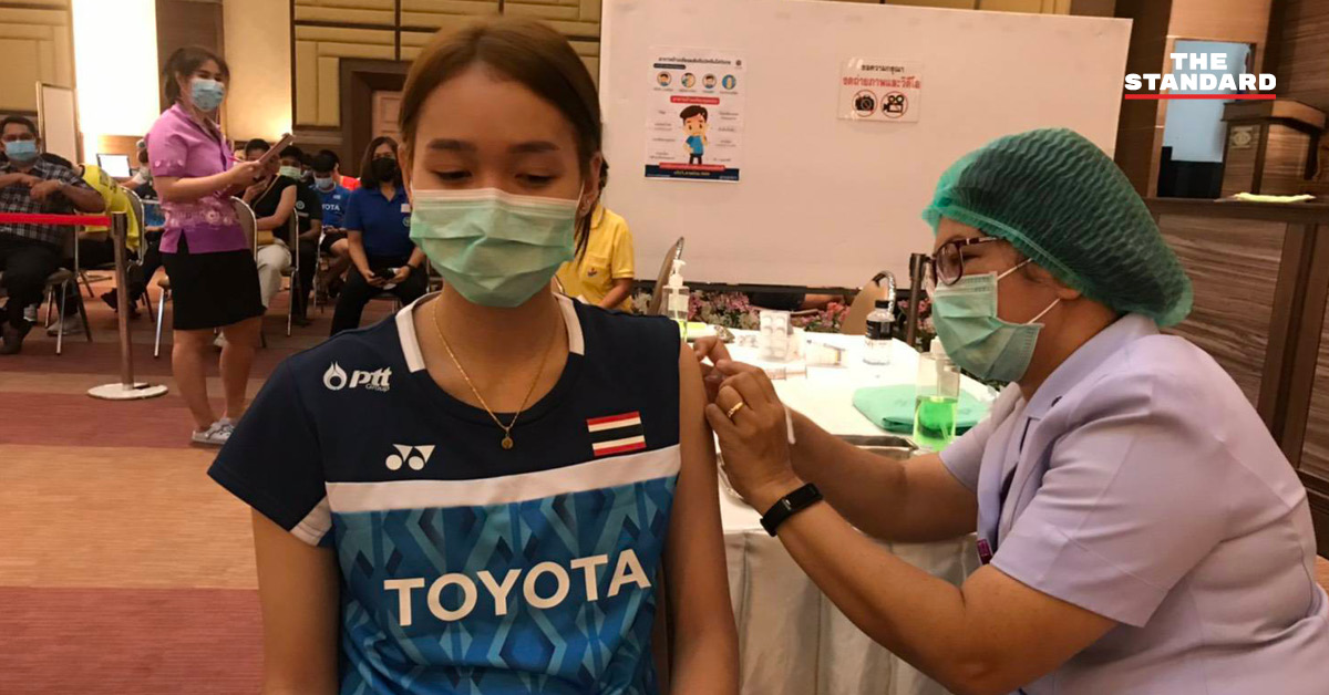 นักกีฬาแบดมินตันไทยเข้ารับการฉีดวัคซีนป้องกันโควิด-19 ก่อนเก็บคะแนน ลุยโตเกียว โอลิมปิก 2021