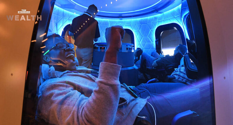 ‘Blue Origin’ บริษัทเทคโนโลยีอวกาศของ เจฟฟ์ เบโซส์ เผย ‘ตั๋วทัวร์อวกาศใบแรก’ ราคาประมูลพุ่งแตะ 63 ล้านบาทแล้ว