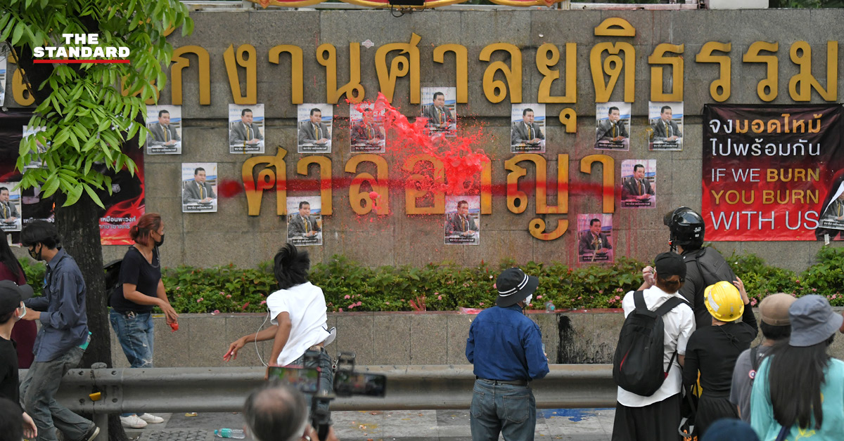 มวลชน REDEM ชุมนุมเรียกร้องปล่อยแกนนำราษฎร แสดงออกเชิงสัญลักษณ์ถึงการทำหน้าที่ของรองอธิบดีผู้พิพากษาศาลอาญา