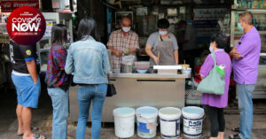 แยกบ้านแขกเงียบลง ตลาดพลูคนยังต่อคิวซื้ออาหารแน่น หลังมีมาตรการห้ามนั่งทานที่ร้าน