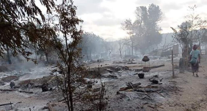 หมู่บ้านในเมียนมาถูกเผา