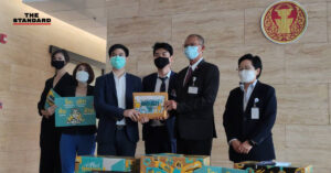Re-Solution ภาคประชาชนบุกสภา ยื่น 150,921 รายชื่อ ขอแก้รัฐธรรมนูญ รื้อระบอบประยุทธ์ ยกเลิก ส.ว.