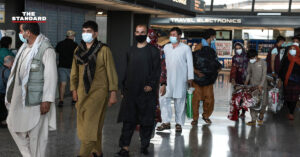 สหรัฐฯ-อังกฤษ เตือนการก่อการร้ายที่สนามบินคาบูล แนะพลเมืองเดินทางไปที่ปลอดภัย เลี่ยงรวมตัวรออพยพ