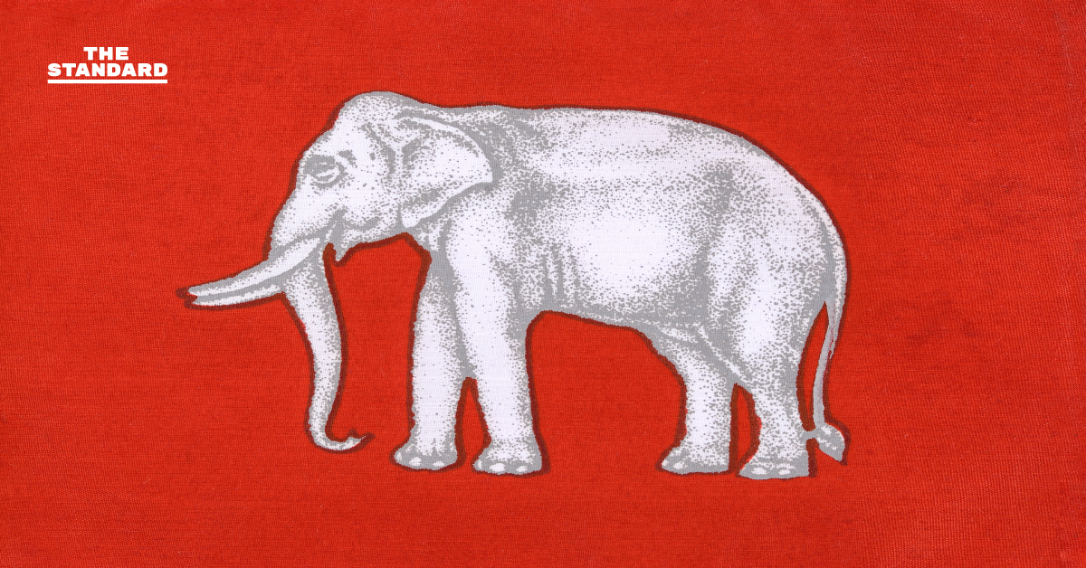 Символ слона значение. Белые слоны Сиама. Флаг Сиама. Красный флаг с белым слоном. Белый слон символ Таиланда.
