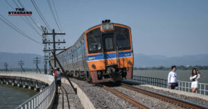 สำรวจ ‘สะพานรถไฟลอยน้ำ’ เขื่อนป่าสักฯ ช่างภาพสะพายกล้องบันทึกความทรงจำ หลายเสียงบอกเหมือนเที่ยว ‘ญี่ปุ่น’