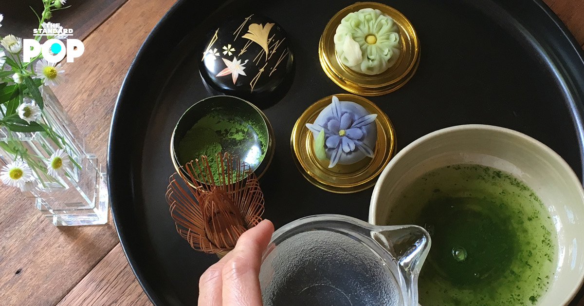 เรียวกังต้องเสิร์ฟขนมญี่ปุ่นกับชาเขียว