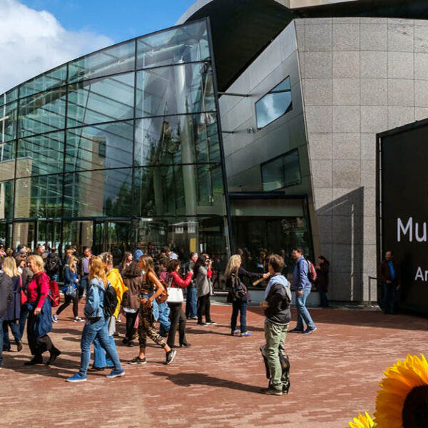 โรงละครและพิพิธภัณฑ์ในเนเธอร์แลนด์ ประท้วงรัฐบาลด้วยการเปิดเป็นร้านเสริมสวยกับยิมชั่วคราว