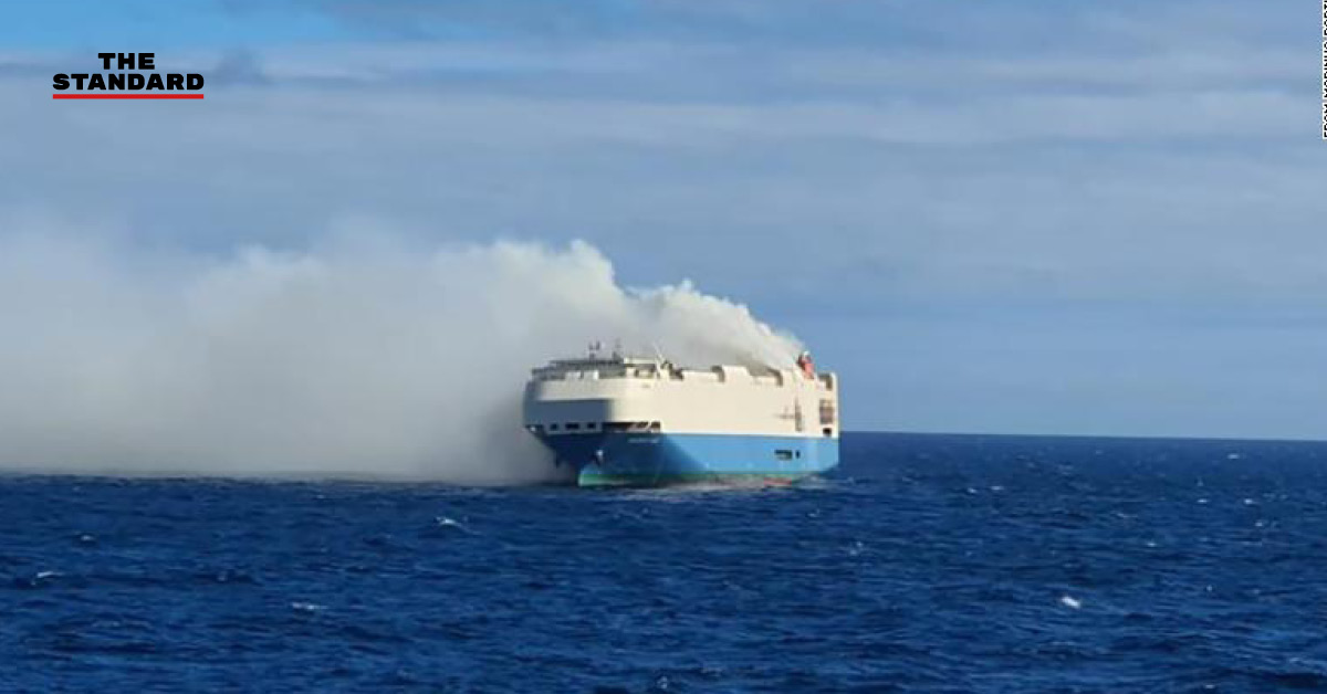 ไฟไหม้เรือสินค้าที่บรรทุกรถหรู ยังลอยเคว้งกลางมหาสมุทรแอตแลนติก