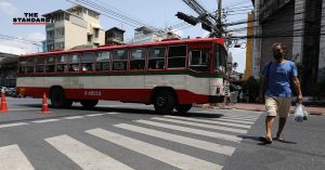 เจ้าหน้าที่นำ ‘กรวย’ วางกั้นบริเวณสี่แยกบางลำพู หลังเกิดเหตุรถเมล์สาย 82 ชนคนข้ามทางม้าลายเสียชีวิต