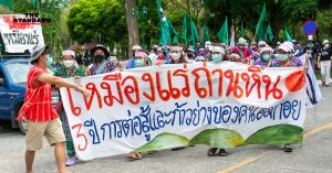 ชาวบ้านรวมตัวยื่นฟ้องศาลปกครองเชียงใหม่ หวังหยุดโครงการเหมืองถ่านหินอมก๋อย