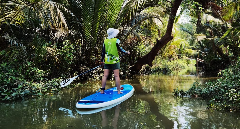 พาย SUP ฮีลใจ เที่ยว ‘อัมพวา’ แบบคัลเจอร์ กินตามคลอง แวะร้านเก่าแก่ กับ Ampawa SUP Board