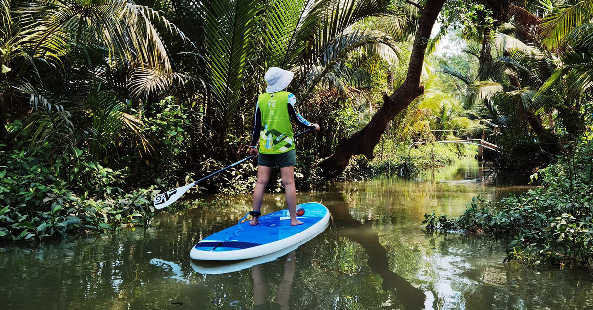 พาย SUP ฮีลใจ เที่ยว ‘อัมพวา’ แบบคัลเจอร์ กินตามคลอง แวะร้านเก่าแก่ กับ Ampawa SUP Board