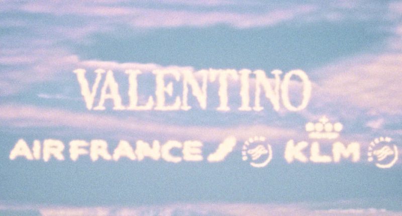 Valentino เข้าร่วมโครงการการเดินทางทางอากาศแบบยั่งยืนของสายการบิน Air France และ KLM