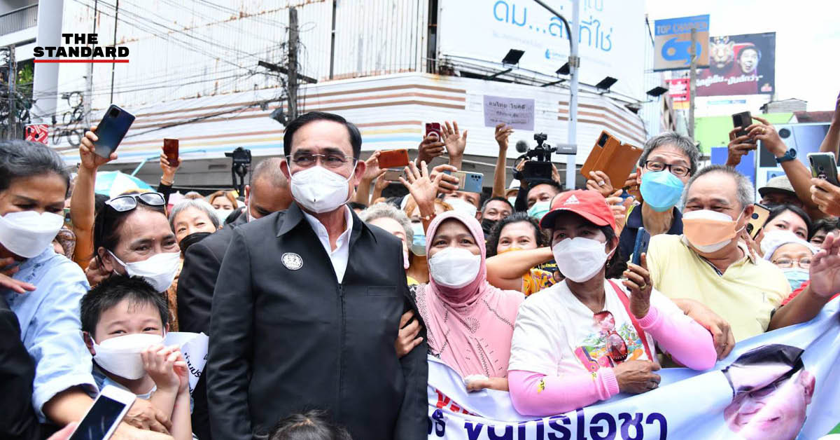 ประยุทธ์ลงพื้นที่หาดใหญ่ ประชาชนรุมถ่ายรูปคู่ ขอนายกฯ อยู่ต่อ อย่าทิ้งคนหาดใหญ่