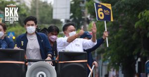 อัศวินขึ้นรถแห่รอบเมืองหาคะแนนวันสุดท้าย
